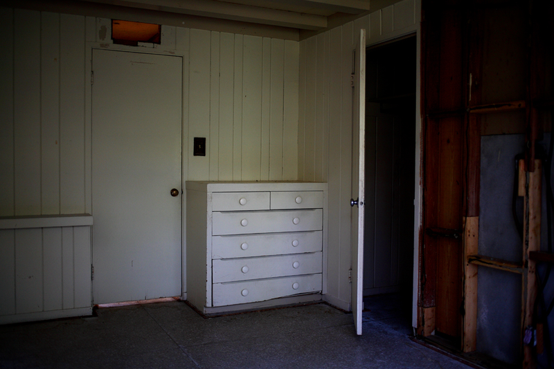 Illustration for article titled The Faded Glory of Dilapidated Modernist Homes